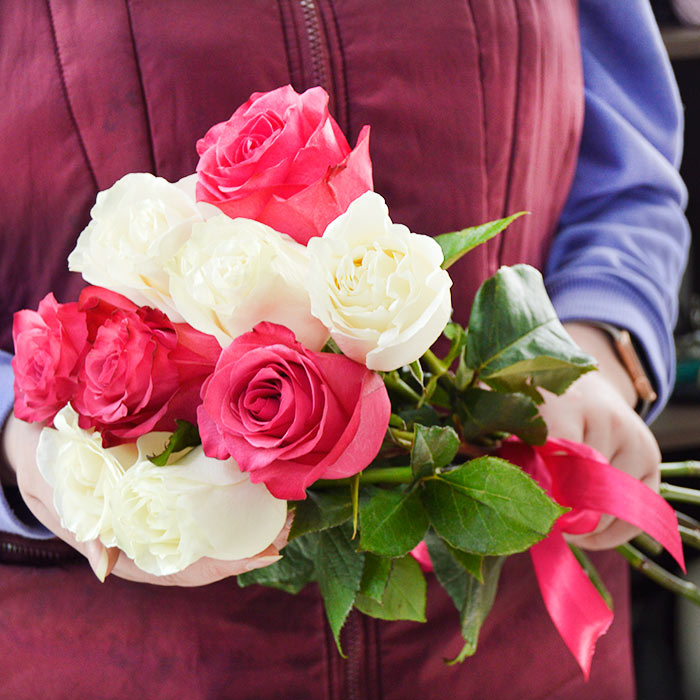 Букет из 9 розовых и белых роз